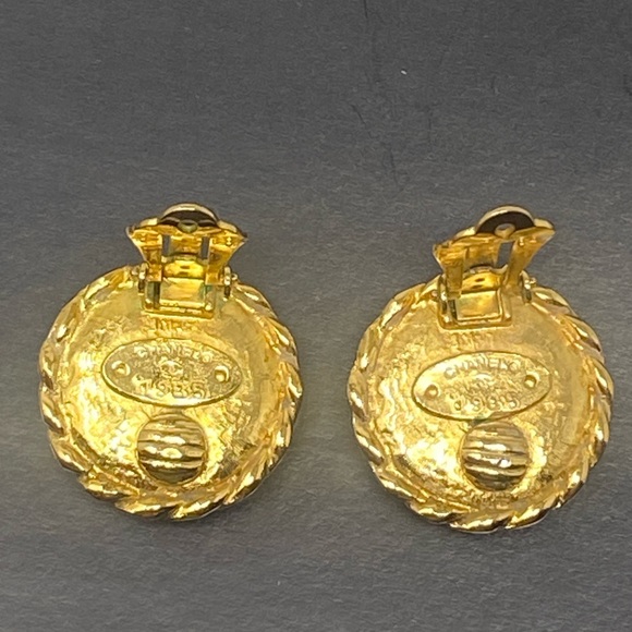 Chanel Vintage 1985 Gold Tone Faux Pearl Clip Earrings - Picture 8 of 16